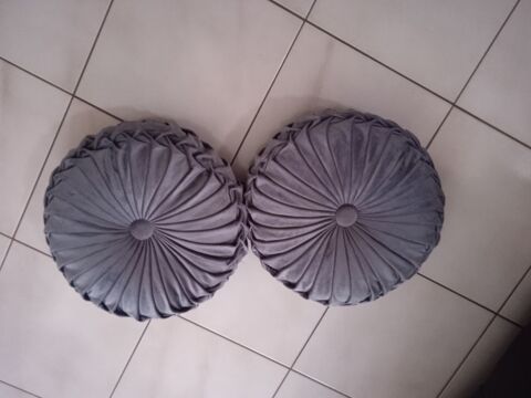 deux coussins ronds gris 40cm 
10 les deux 10 Nfiach (66)