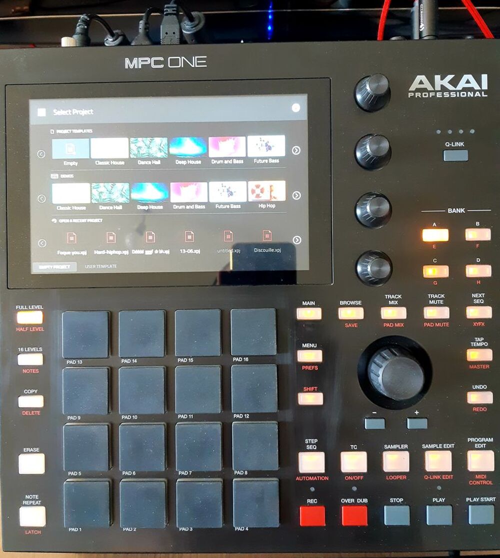 Akai mpc one + 16 expansions + batterie externe + carte sd Instruments de musique