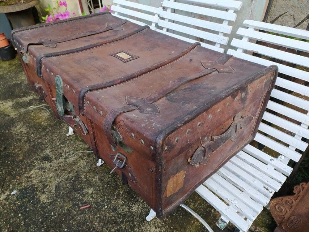 Ancienne Grande Valise en Cuir. Maroquinerie