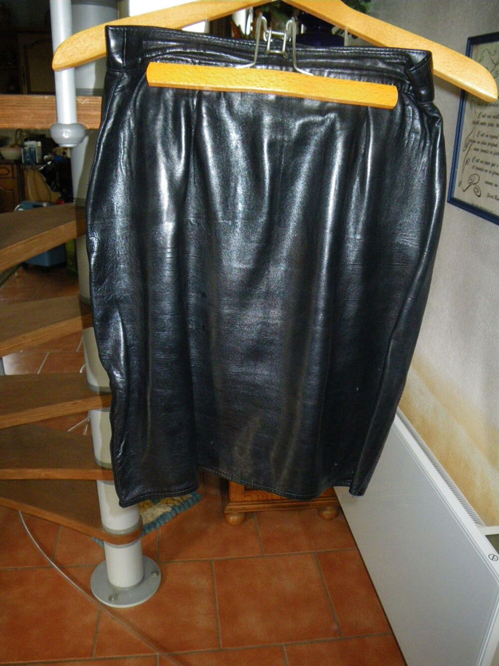 Veste en cuir Blanc Col Noir et Jupe Vêtements