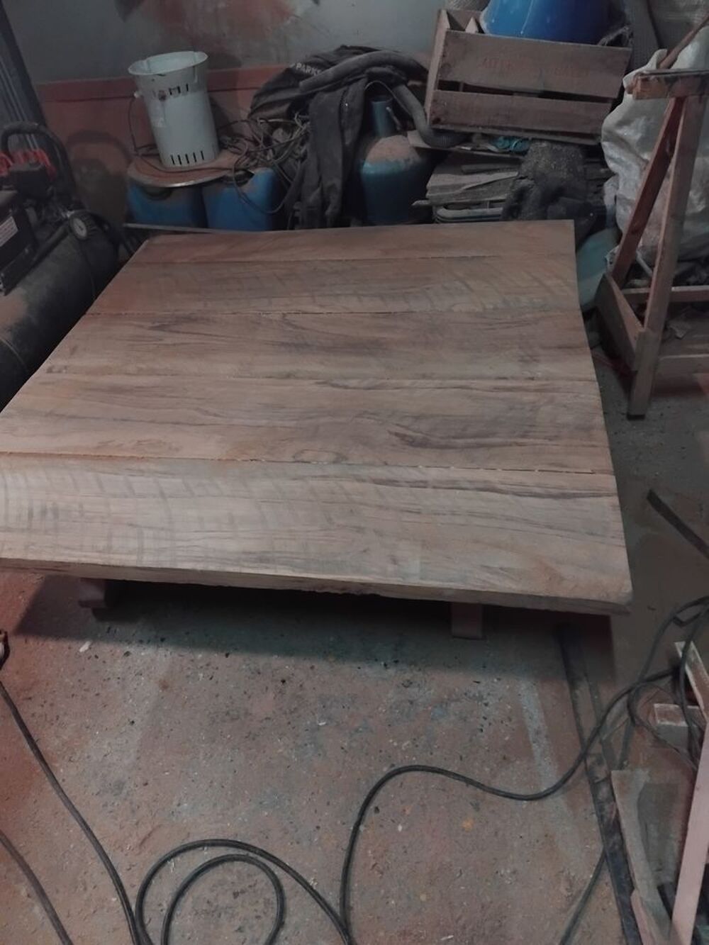 tr&egrave;s belle table de ferme ch&ecirc;ne massif
Et une table de salon Meubles