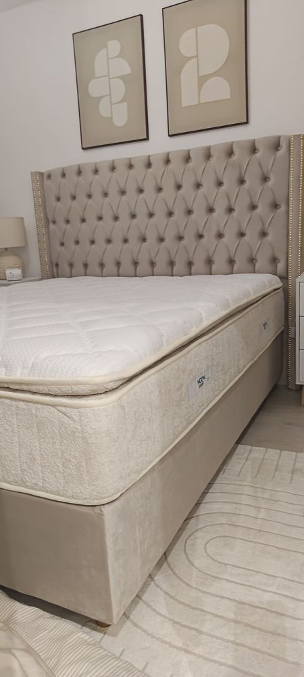 Lit avec t&ecirc;te de lit capitonn&eacute;e avec matelas 600€ Meubles