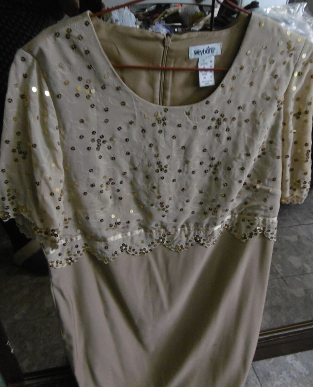belle robe beige orn&eacute;e de strass, neuve, douce Vêtements