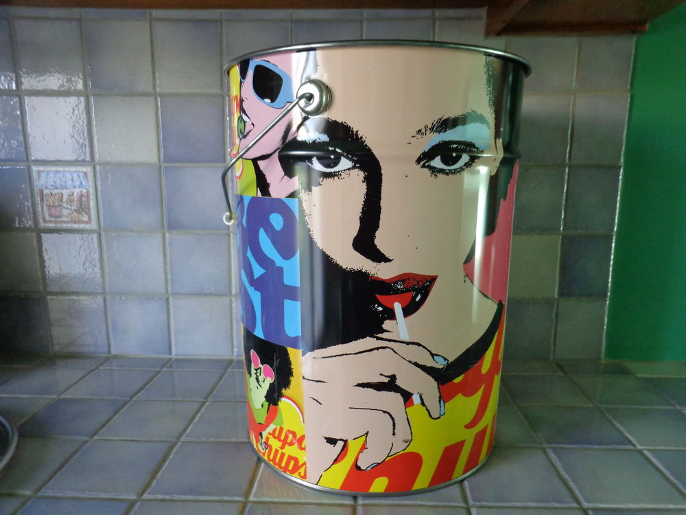 1 baril avec couvercle m&eacute;tal CHUPA CHUPS. Meubles