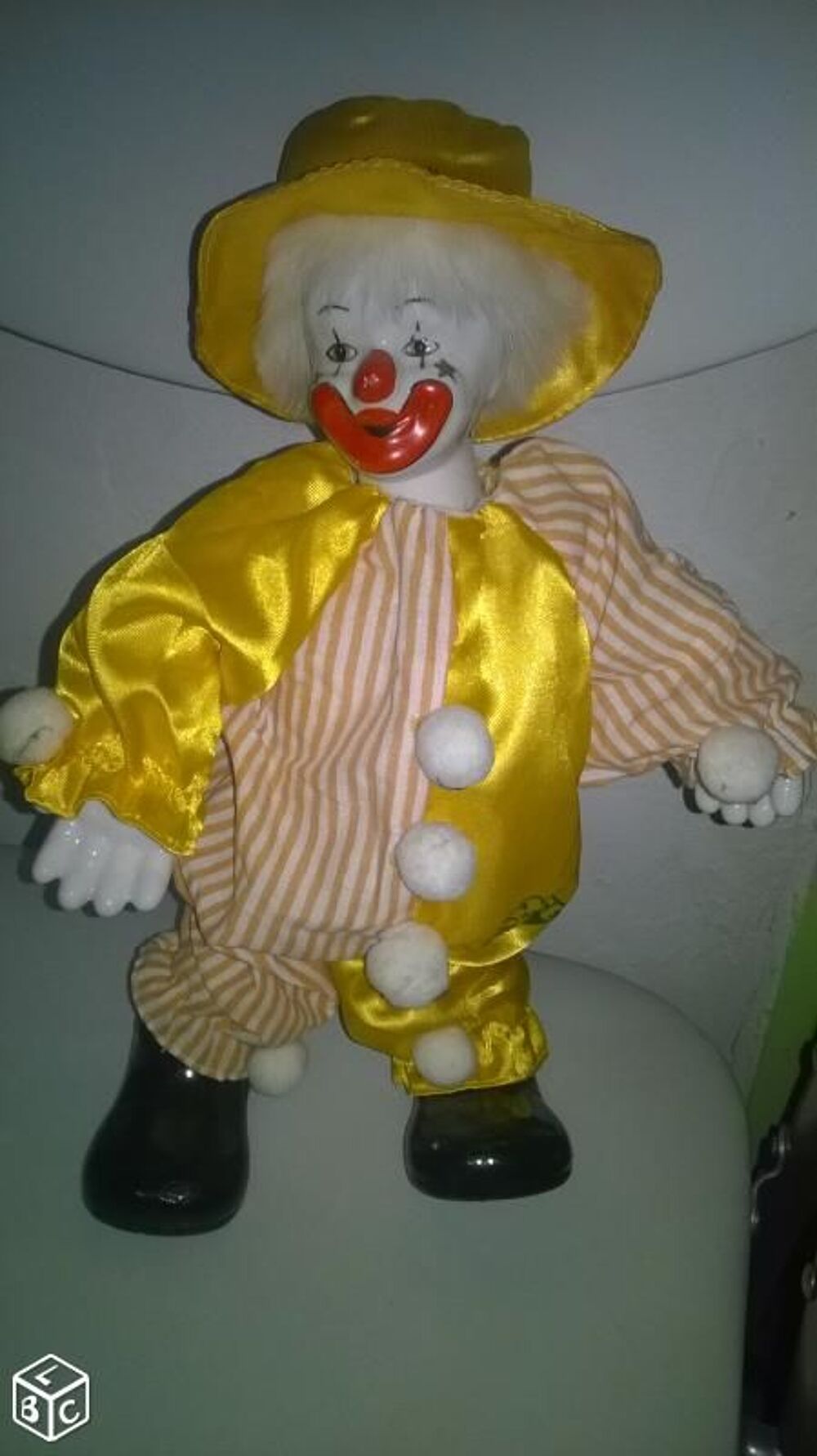 Clown jaune
Pieds et main en porcelaine articule
Tres bell 