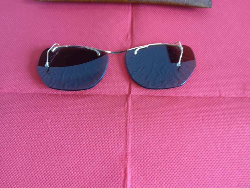 CLIPS SOLAIRES avec &eacute;tui Essilor Bijoux et montres