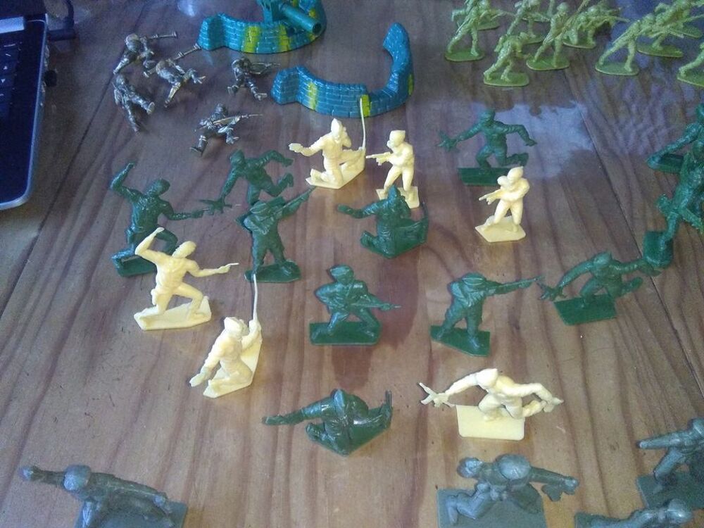 PETITS SOLDATS EN PLASTIQUE VINTAGE Jeux / jouets