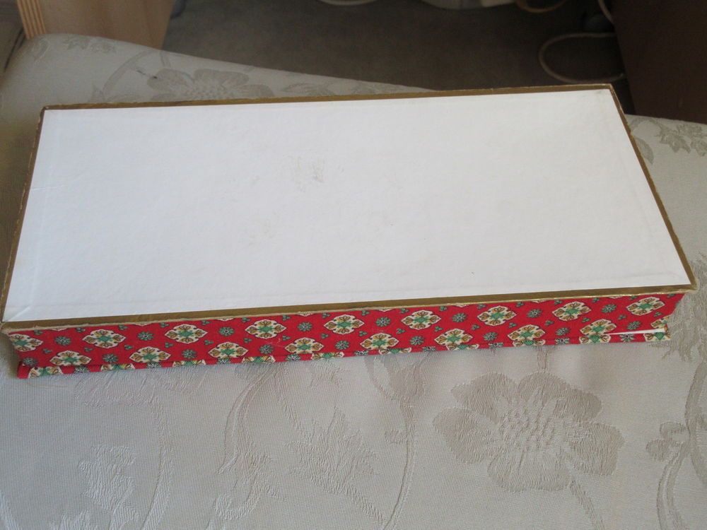 Ancienne bo&icirc;te &agrave; gants 