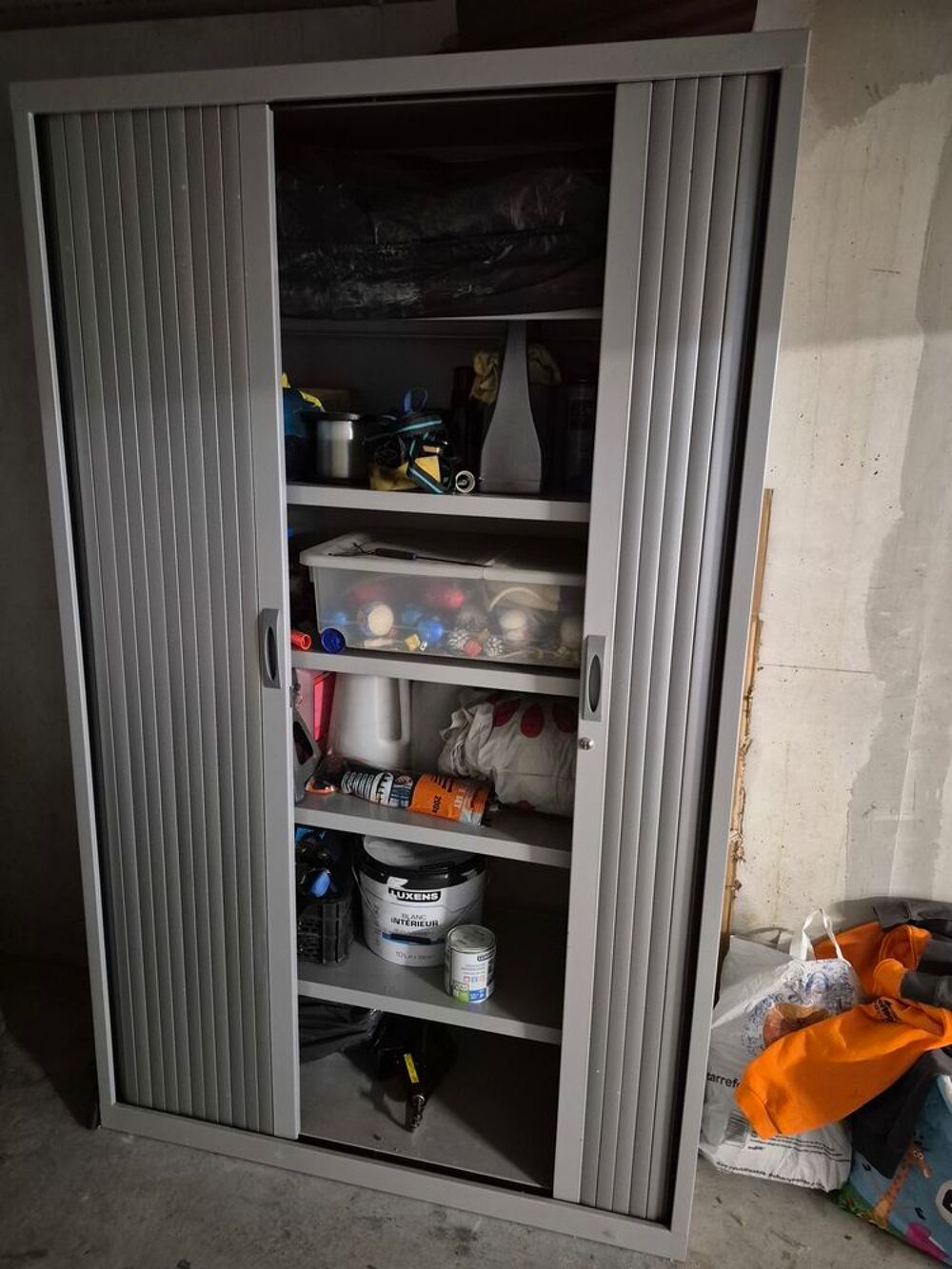 Armoire m&eacute;tallique avec porte coulissante Meubles