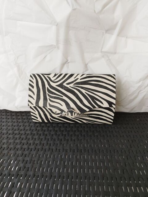 Une jolie boite noire et blanche 3 Laval (53)