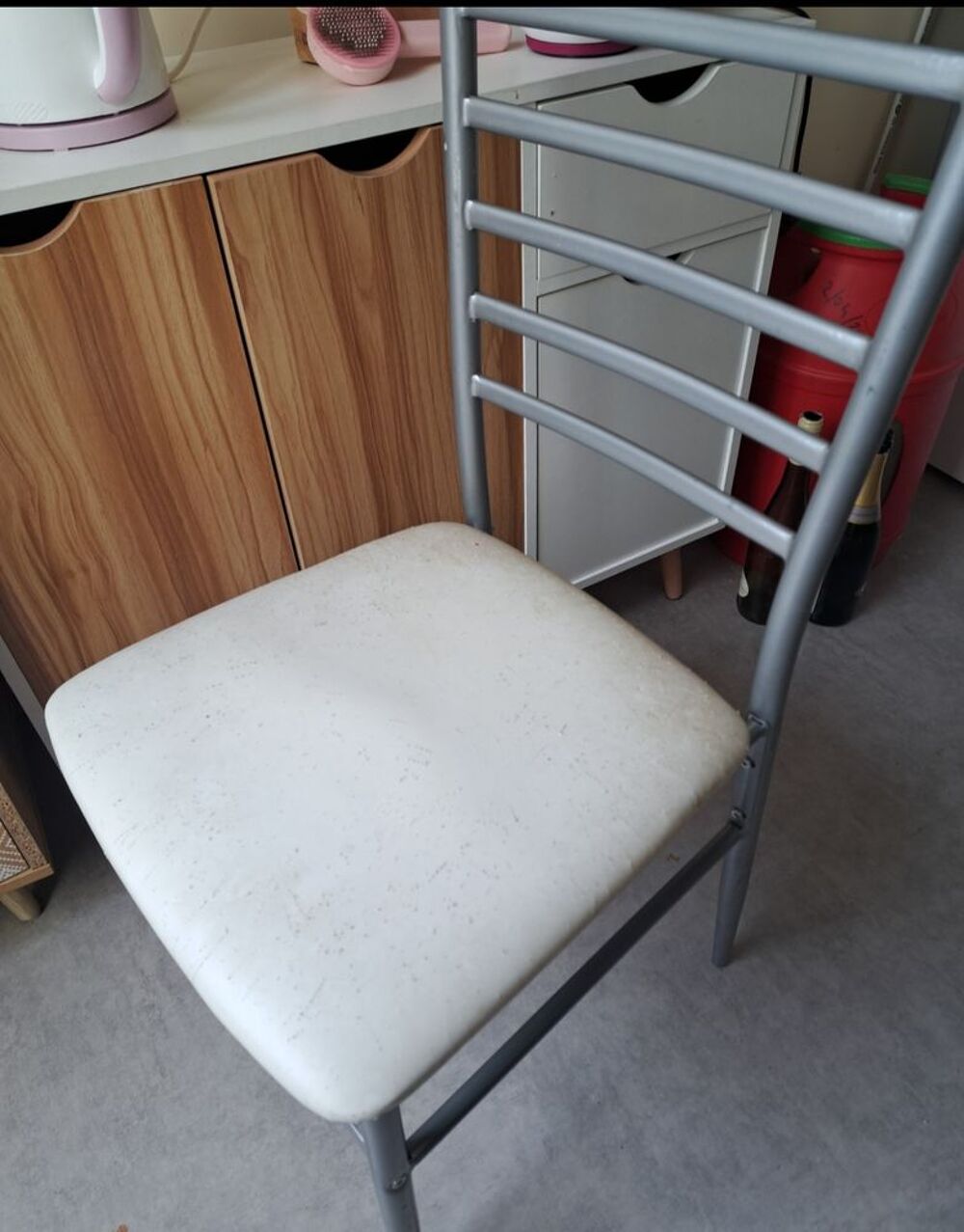 Table a manger et ses quatre chaises Meubles