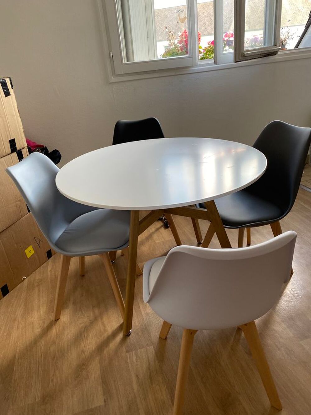 table de salle &agrave; manger ronde, et ses quatre chaises Meubles