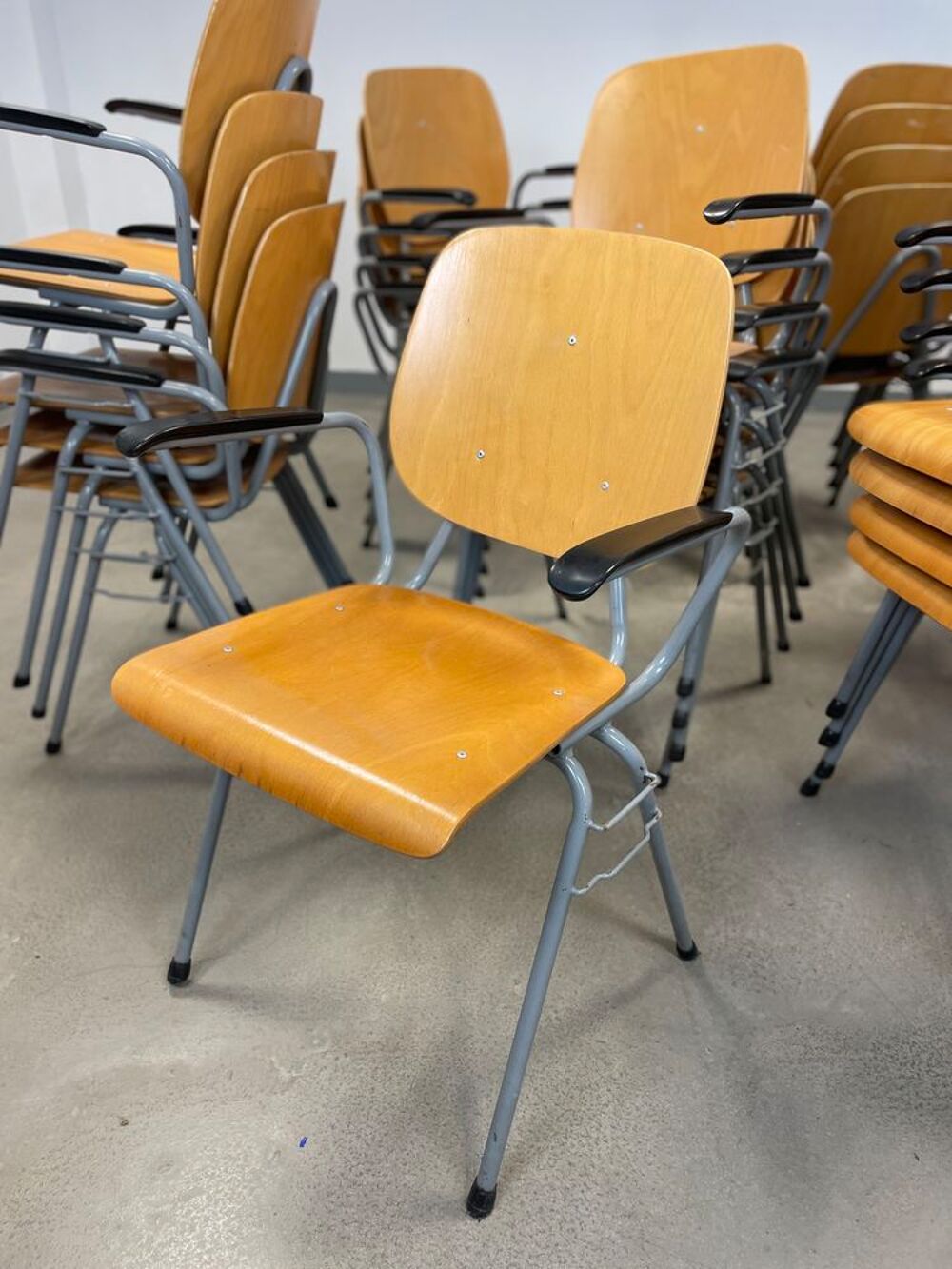 36 chaises accoudoirs &eacute;cole indus LIVRAISON POSSIBLE Meubles