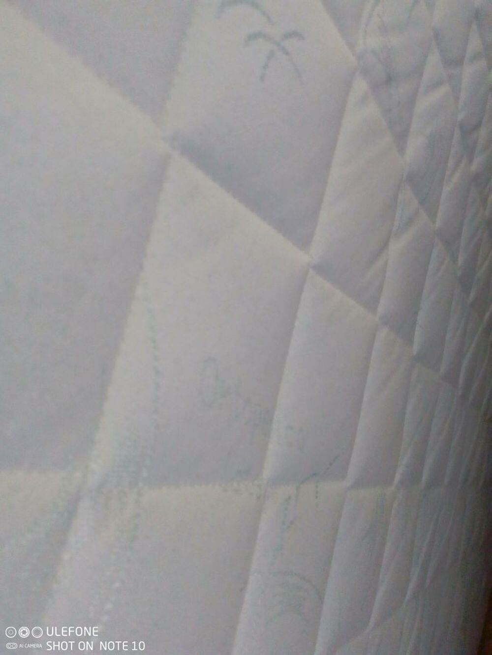 Literie compl&egrave;te matelas et sommier tapissier &eacute;tat neuf Meubles