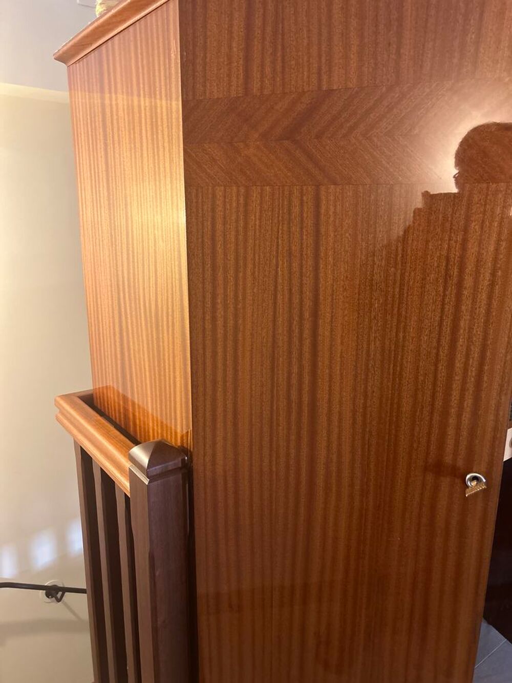 Armoire, trois portes avec tiroir et miroir Meubles
