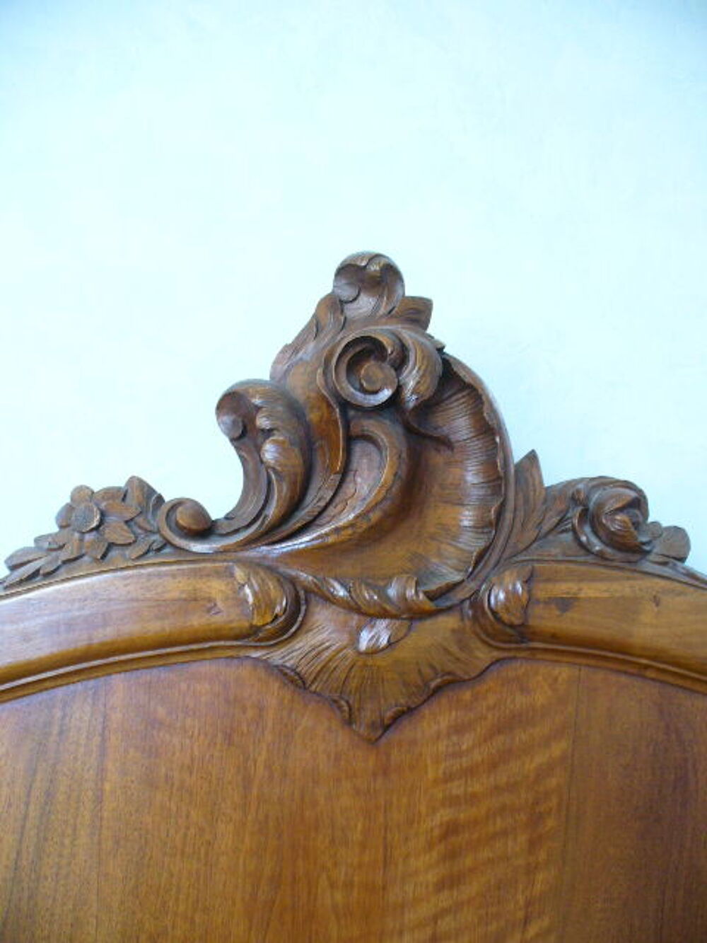 Lit en bois sculpt&eacute; ann&eacute;es 1900 en excellent &eacute;tat Meubles