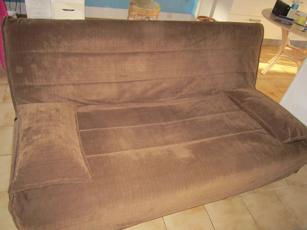Un convertible couleur marron soutenu Meubles