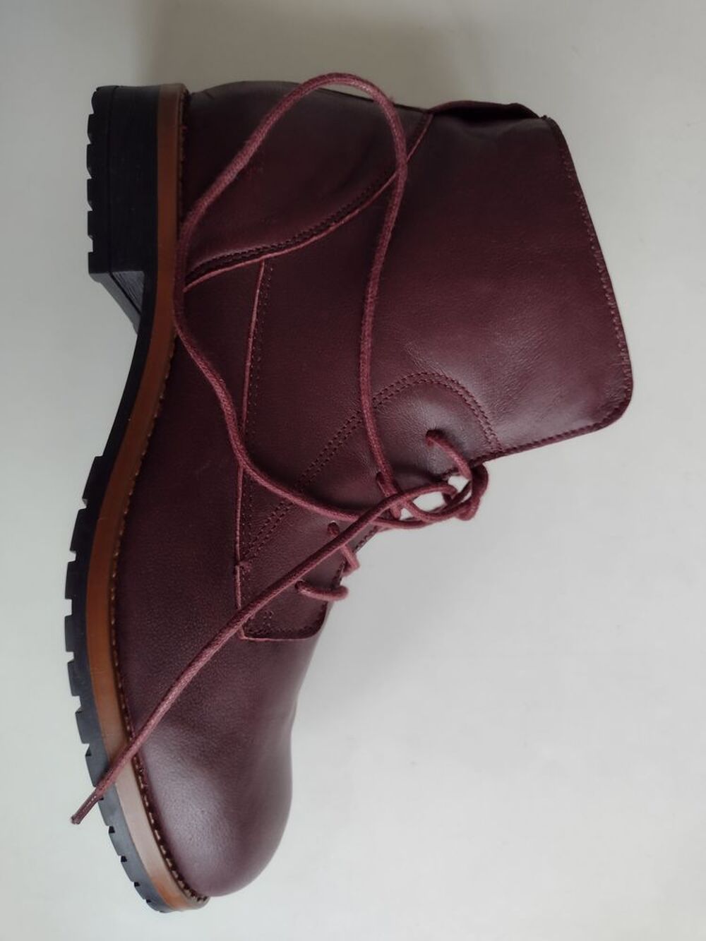 Bottines, plates &agrave; lacets neuves, cuir Chaussures