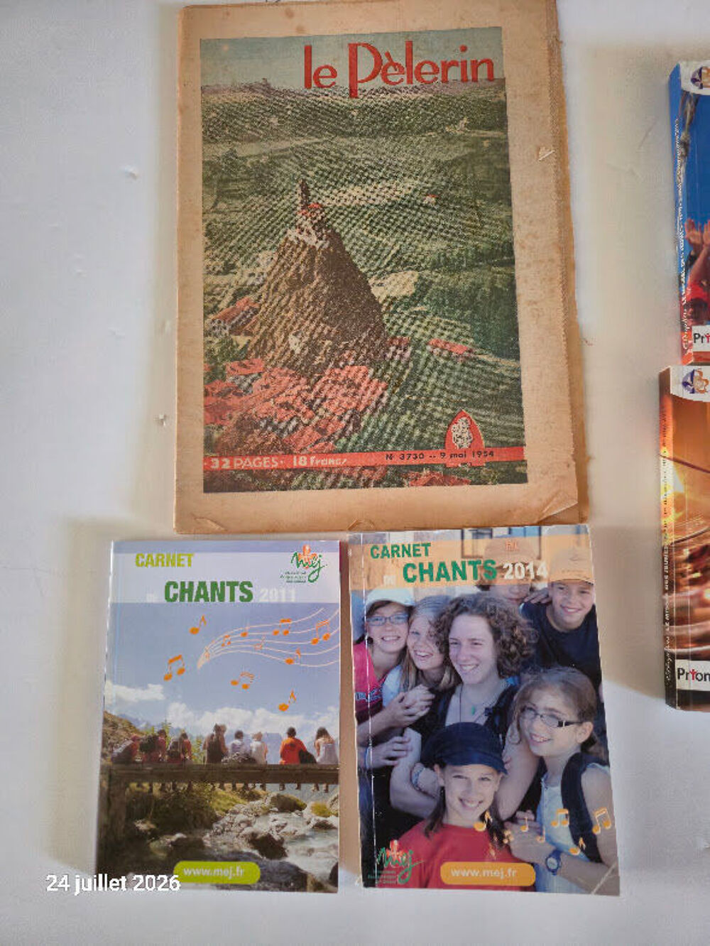 Lot de 4 carnets de chants, le p&egrave;lerin 1954, et 2 carnets de Livres et BD