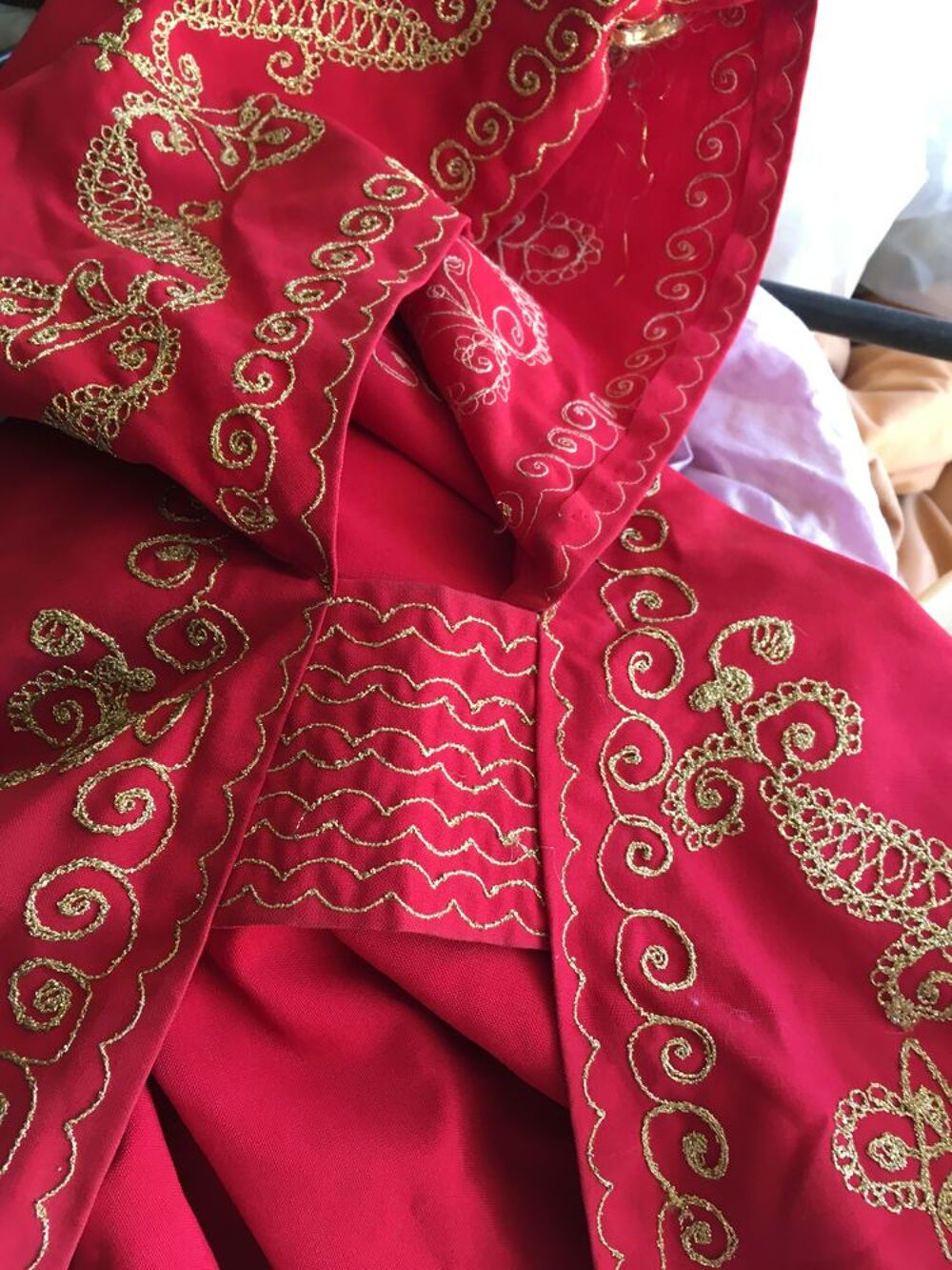 tr&egrave;s beau burnous oriental rouge et or assez grand Vêtements