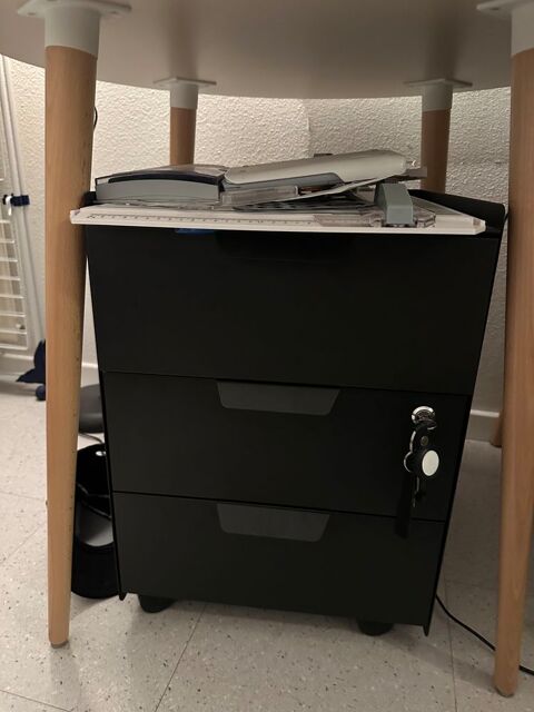 Caisson de bureau noir en mtal avec fermeture  clef. 50 Cachan (94)