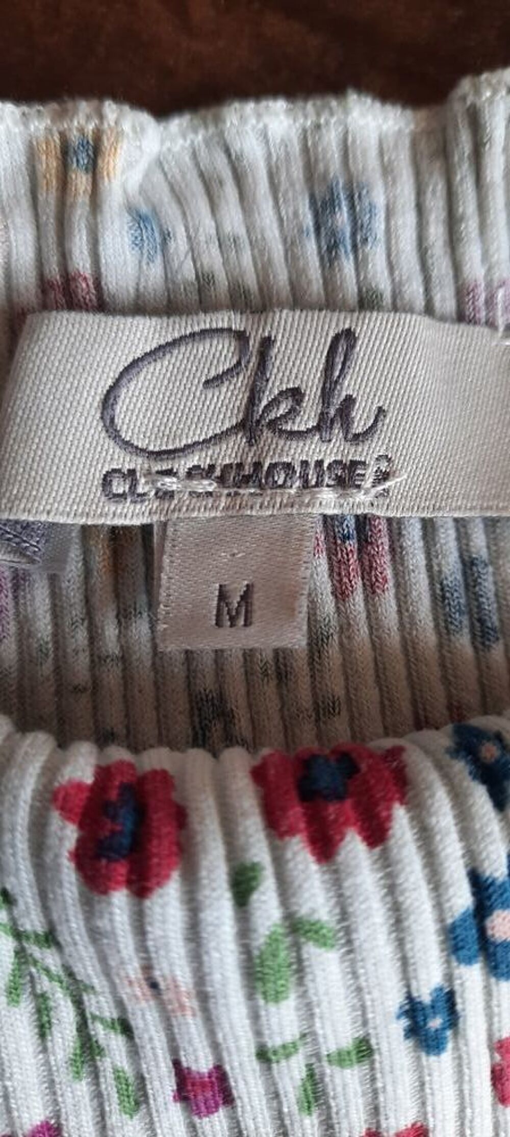 Joli tee-shirt fleuri Clockhouse taille M - En tr&egrave;s bon &eacute;tat Vêtements