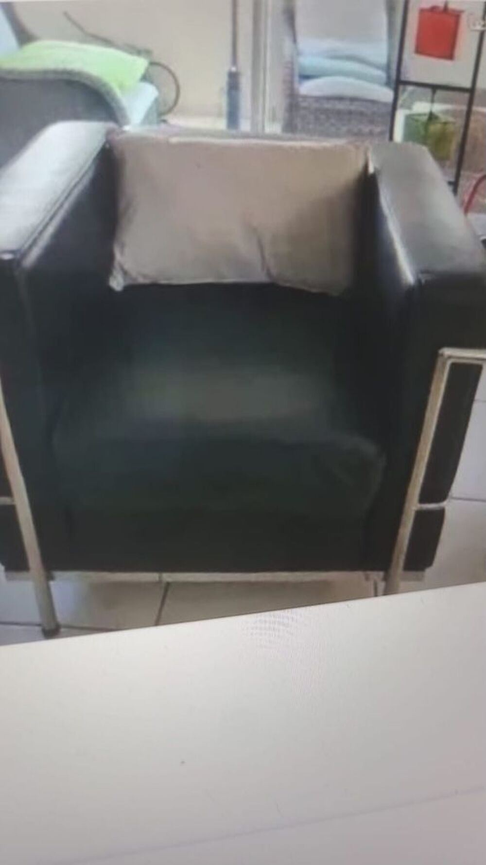 FAUTEUIL CUIR NEUF CAUSE ETRANGER Meubles