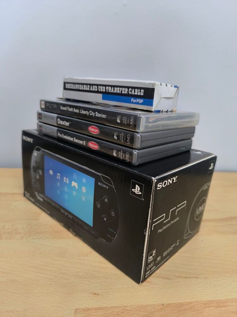 PSP-1004 + 3 jeux physiques + &eacute;mulation arcade r&eacute;tro Consoles et jeux vidos