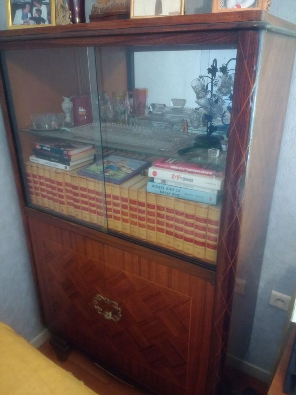Buffet vitr&eacute; avec design en marqueterie Meubles