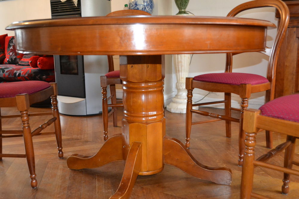une table ronde 
Meubles