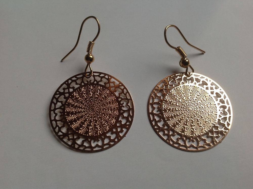 BOUCLES OREILLES DOR&Eacute;E SOLEIL ARABESQUE Envoi Possible
Bijoux et montres