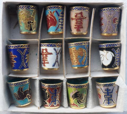 Coffret ancien de 12 dés à coudre métalliques Asiatique neuf 25 Castries (34)