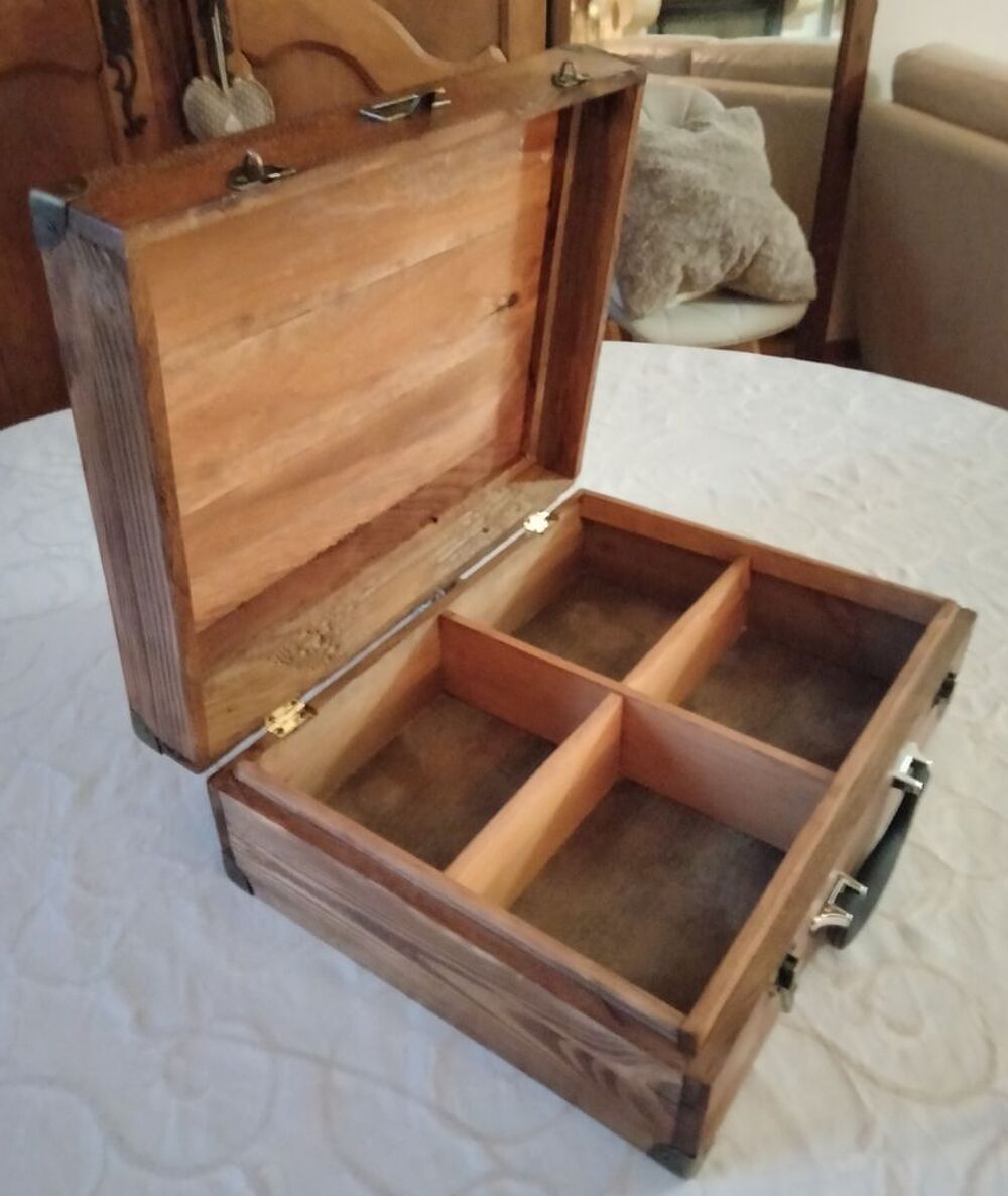 Valisette en bois. Décoration