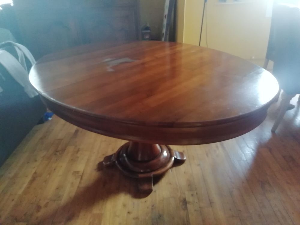 Table ovale en merisier pied central. Meubles