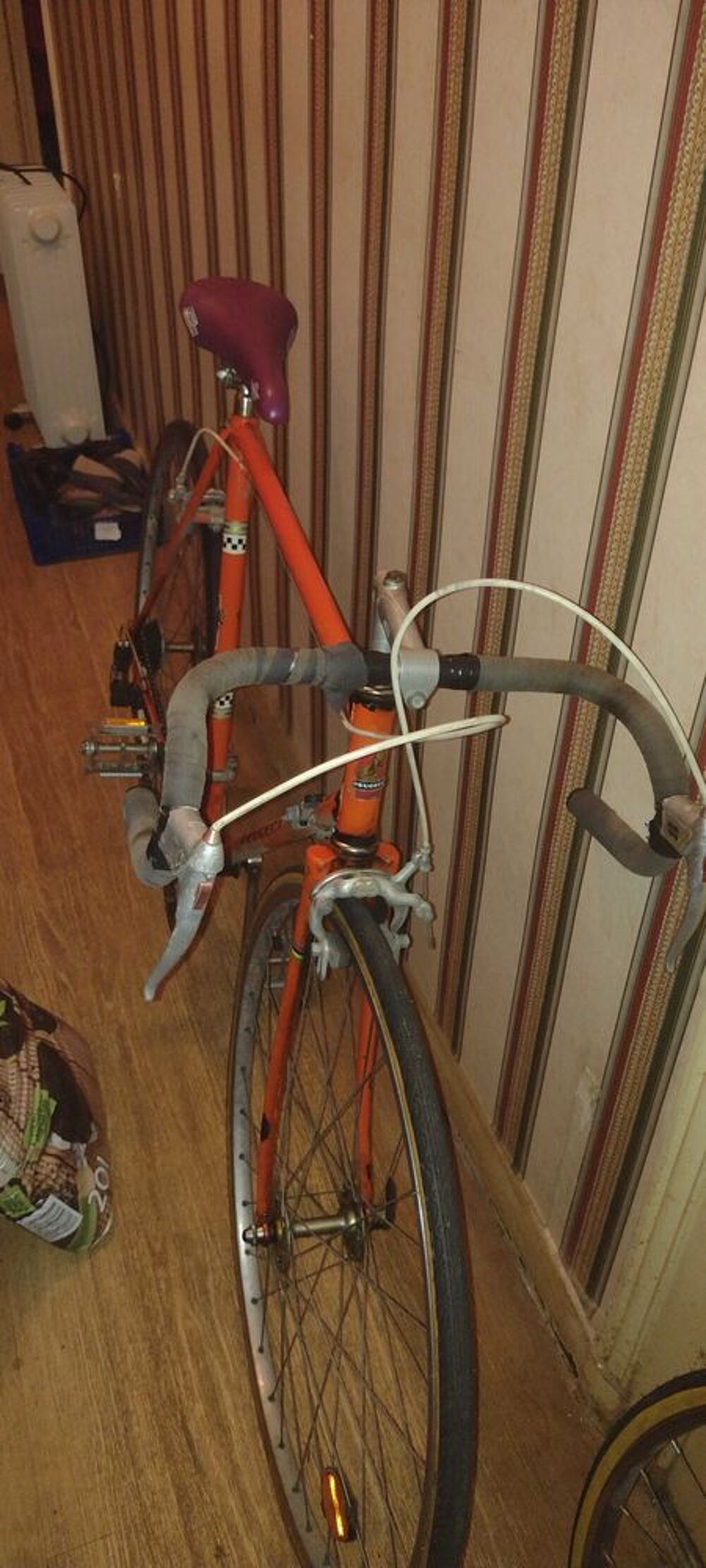 v&eacute;lo Peugeot des ann&eacute;es 70 80 vintage tr&egrave;s bon &eacute;tat comme neuf avec pi&egrave;ces d&eacute;tach&eacute;es deux roues une fourche avant des plateaux Vélos