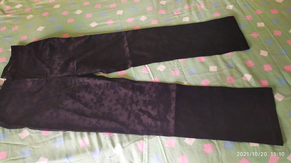 pantalon bleu fonc&eacute; brillant &agrave; motifs
marque Fashion Studio
Sports