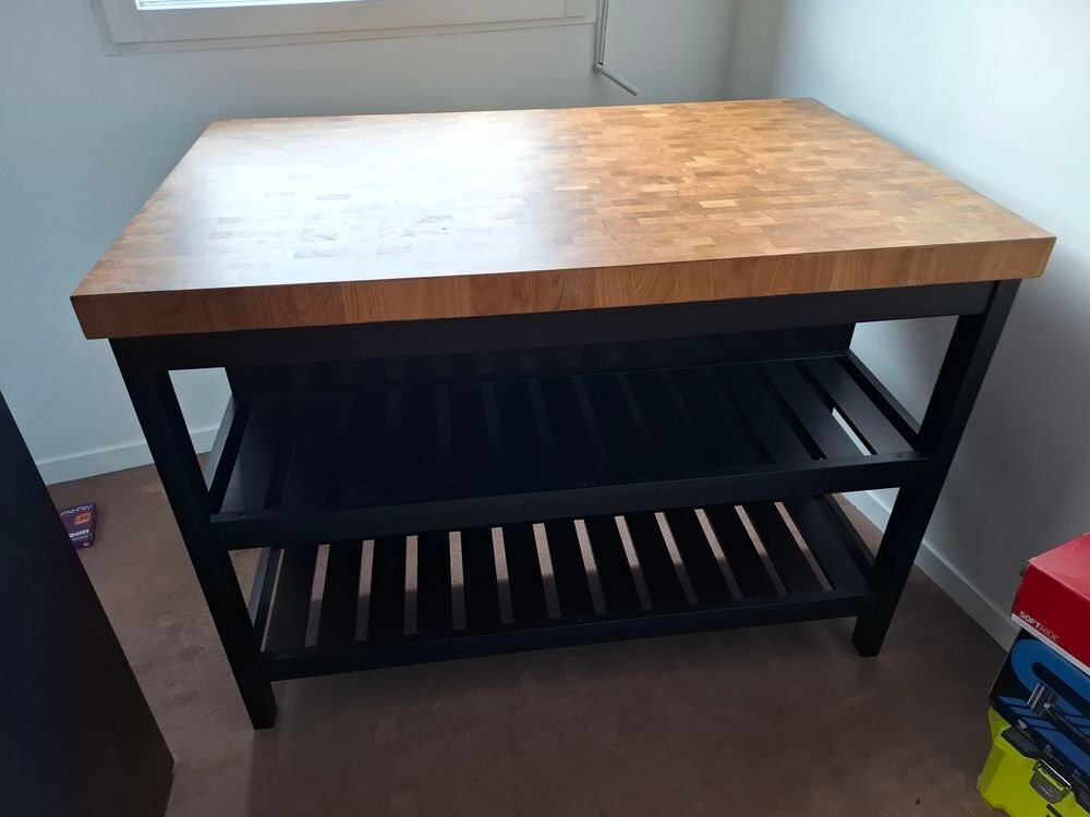 Table en bois ikea avec &eacute;tag&egrave;res Meubles