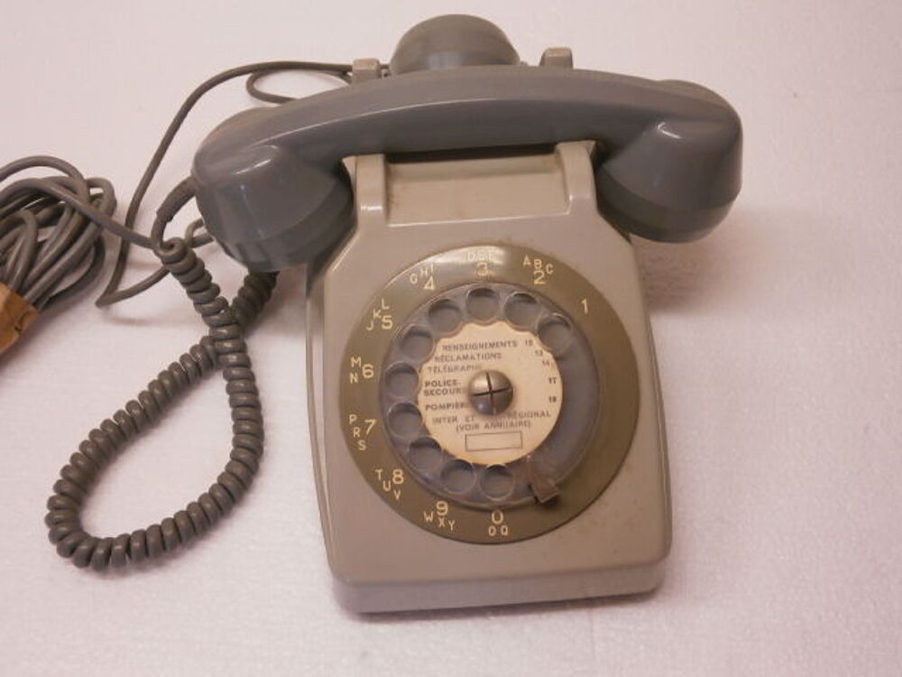 Collection de 5 t&eacute;l&eacute;phones et articles de t&eacute;l&eacute;phonies 