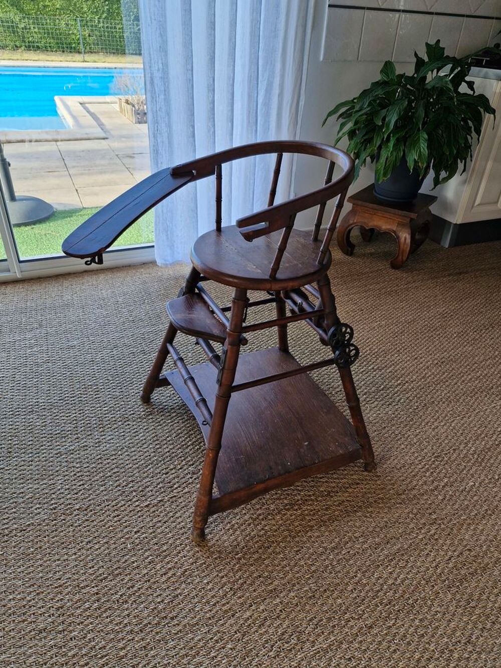 Chaise haute b&eacute;b&eacute; transformable. Mobilier enfants