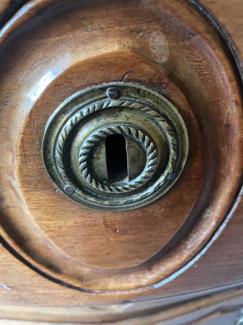 Magnifique commode fin XVIII, ou d&eacute;but XIX&deg;si&egrave;cle, en noyer Meubles