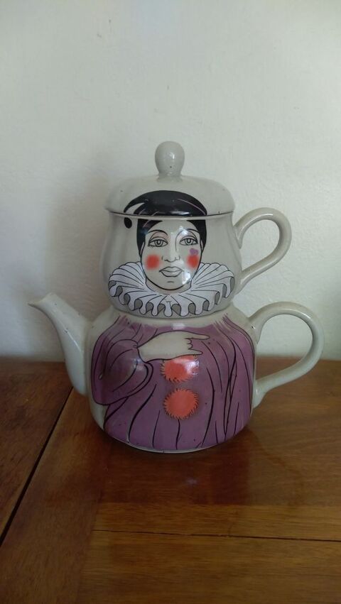 Th�i�re-tasse  �go�ste  neuve Pierrot en gr�s Japonais 15 Roquefort-les-Pins (06)