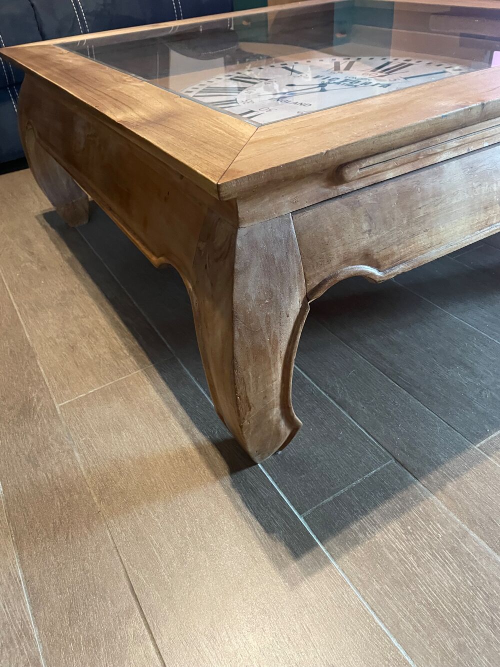 Table de salon vitr&eacute;e en teck style opium avec tiroir 1mx1m Meubles