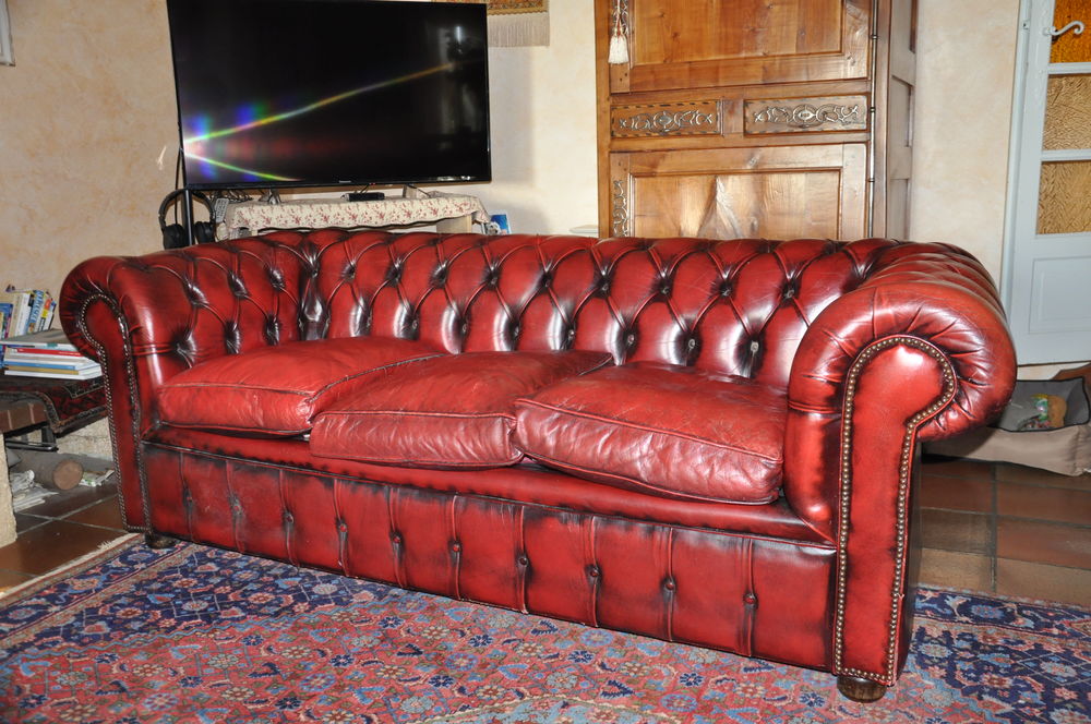 V&eacute;ritable canap&eacute; chesterfield 3 place cuir de buffle grenat Meubles