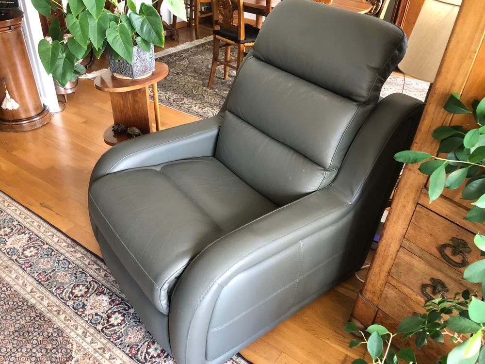 fauteuil en cuir gris tr&egrave; bon &eacute;tat ayant peu serv Meubles