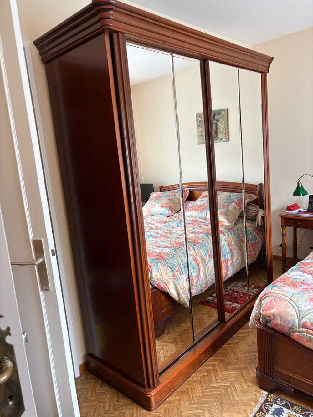 une chambre &agrave; coucher en tr&egrave;s bon &eacute;tat. une armoire. un lit, une table de chevet Meubles