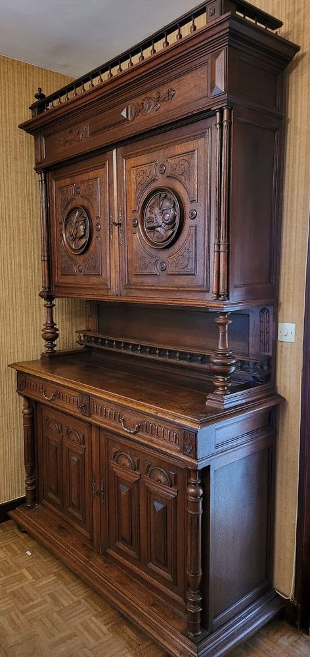 Vaisselier en ch&ecirc;ne massif style Henri IV Meubles