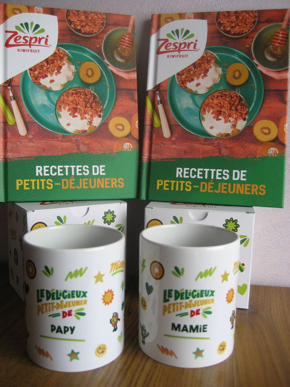 lot 2 mugs collector " ZESPRI " , " Papy " et " Mamie " 