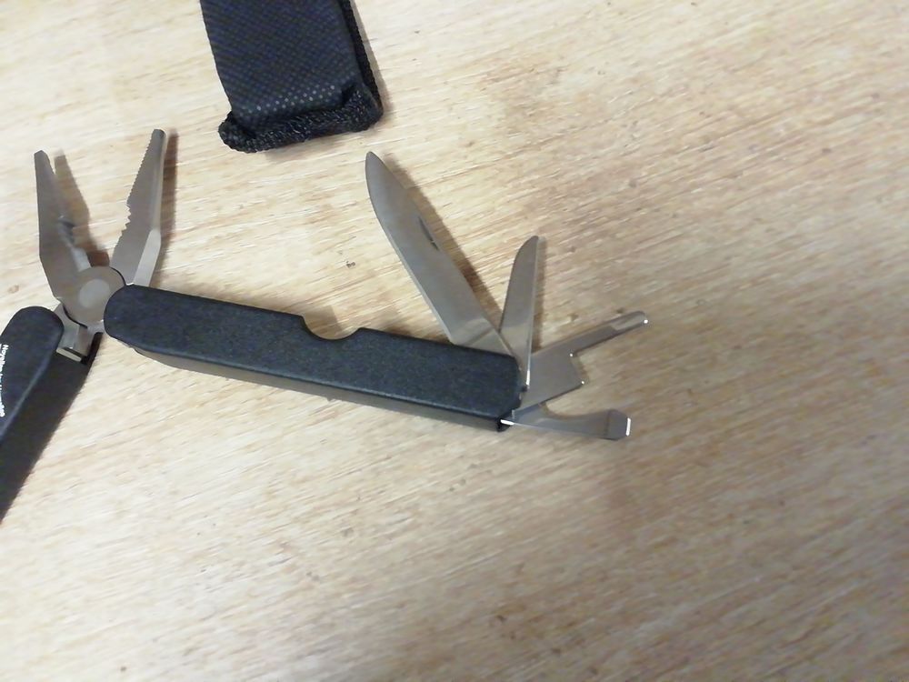 Pince multifonction neuve pour offrir Bricolage