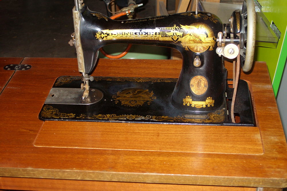 machine &agrave; coudre ancienne marque SINGER 