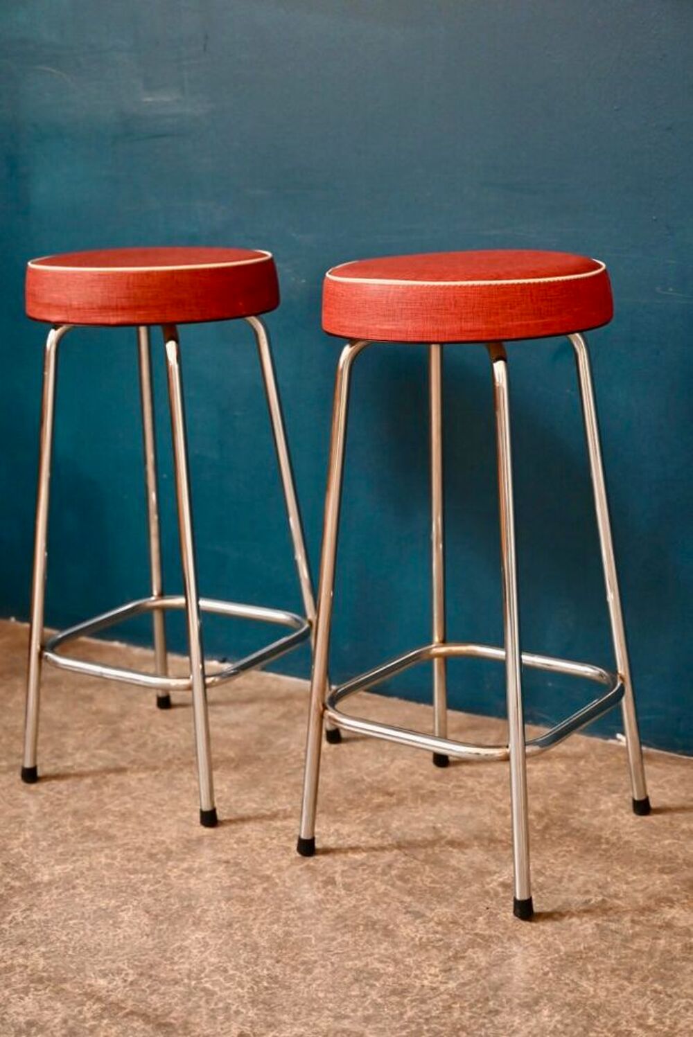 Paire de tabourets haut de bar vintage en m&eacute;tal et ska&iuml; Meubles